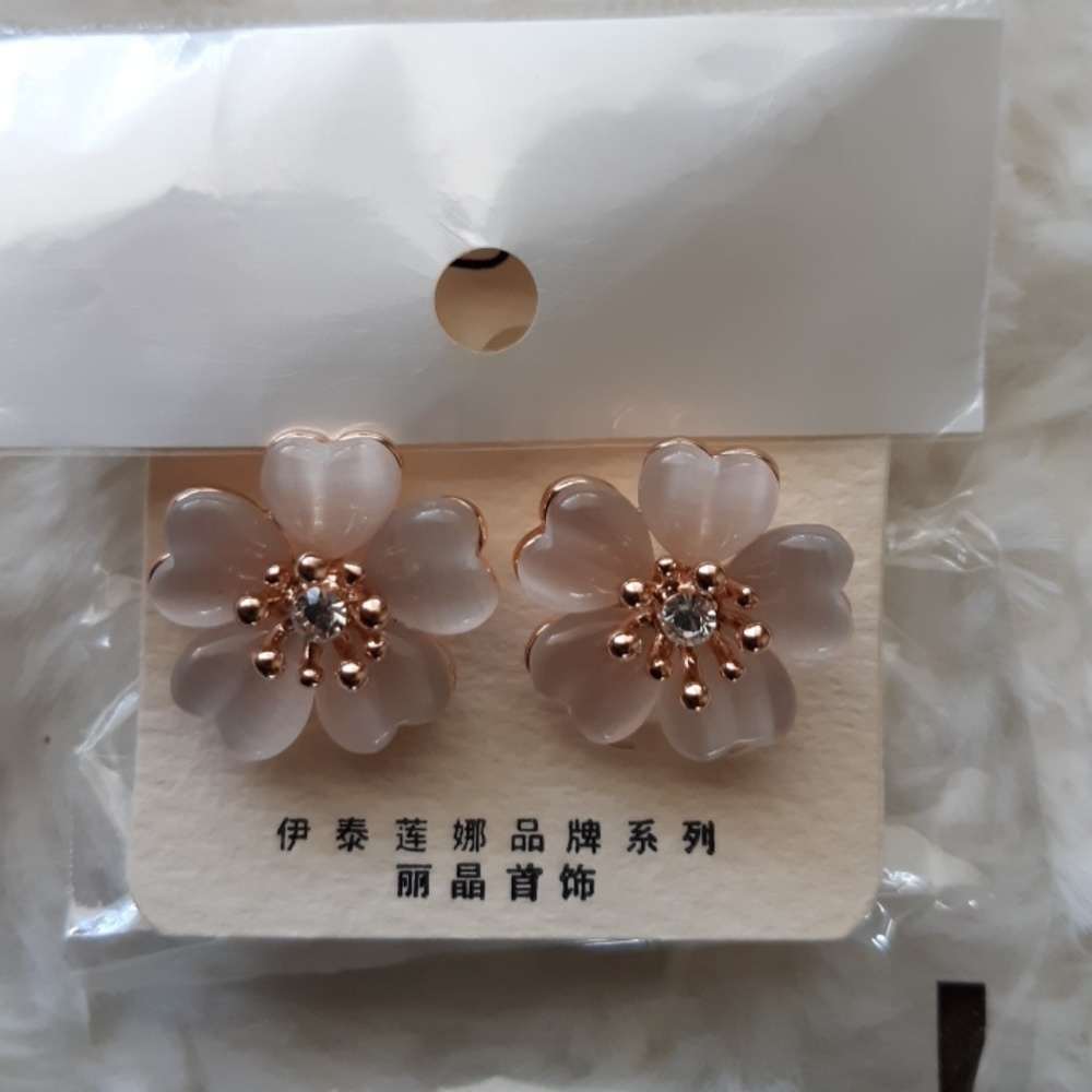 🆕EARRNIG GOLDEN ROSE PETAL